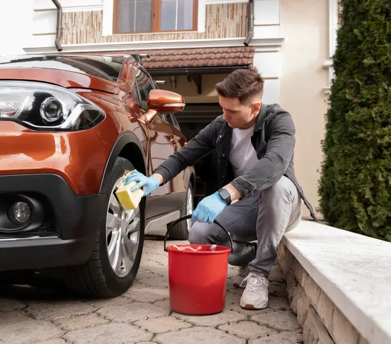 Lavage auto à domicile Les Belleville : professionnel intervenant sur un véhicule